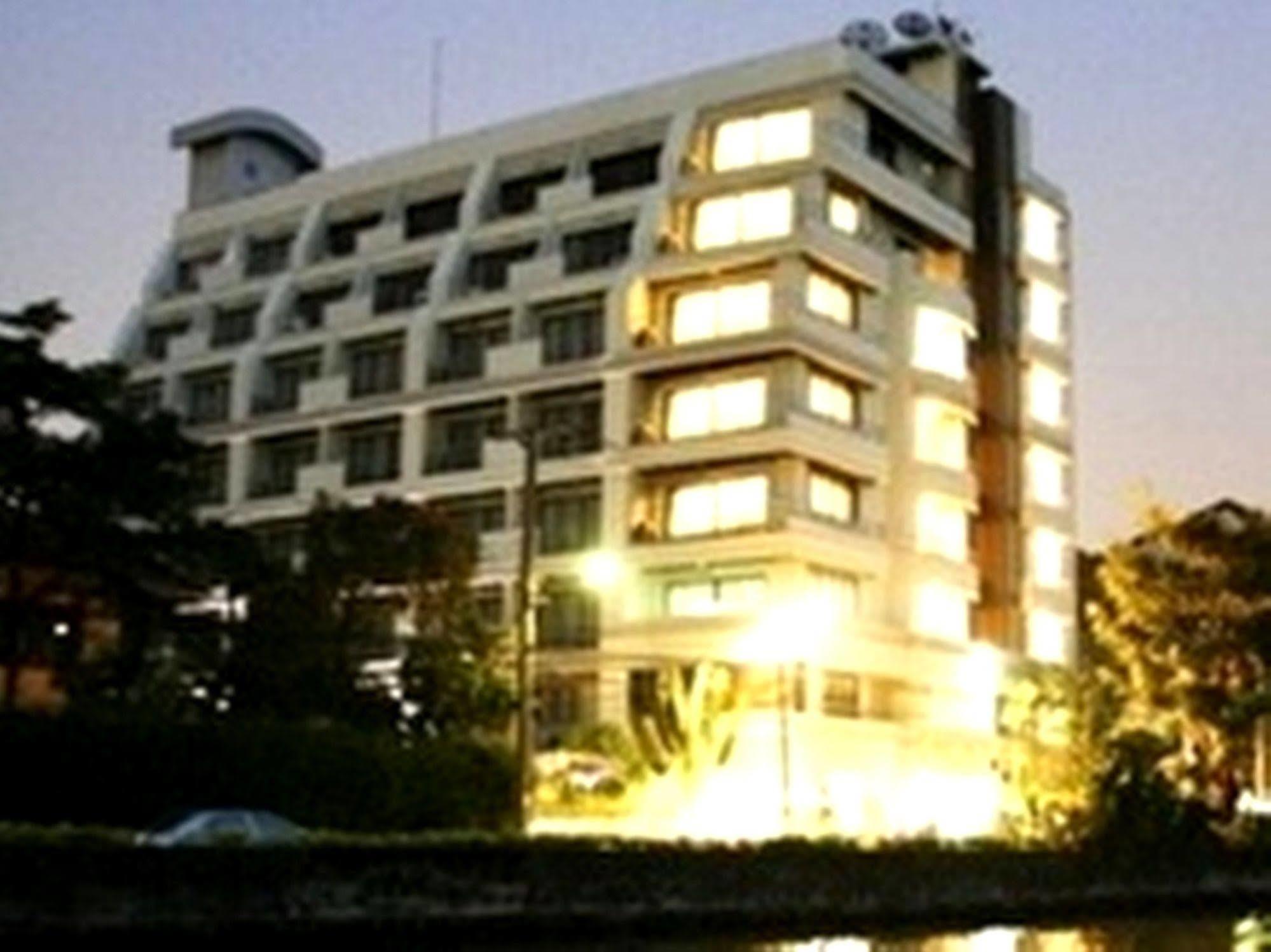 Ziniza The Boutique Service Apartment Bangkok Exterior photo